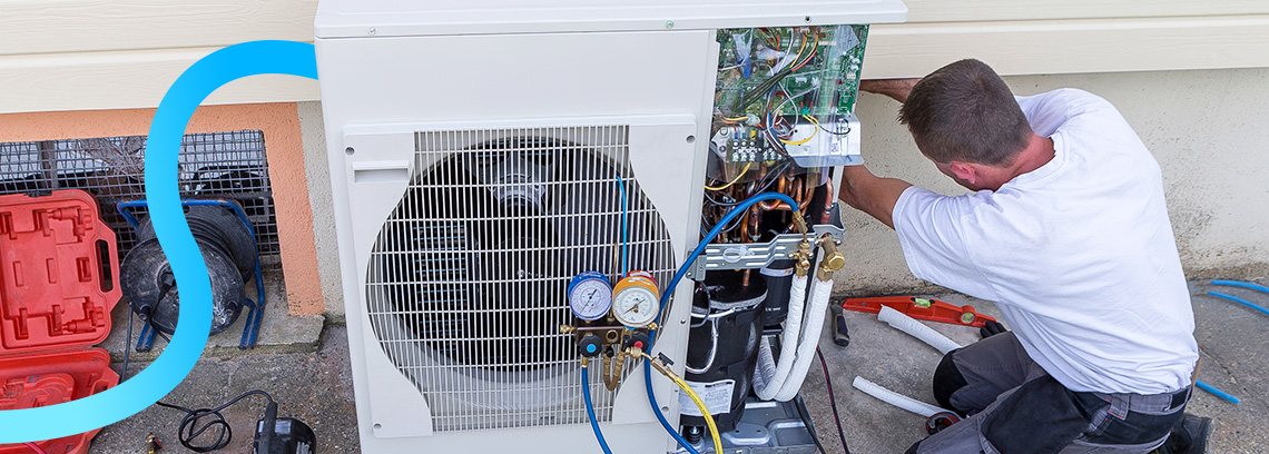 Artisan installant une unité extérieure de climatisation
