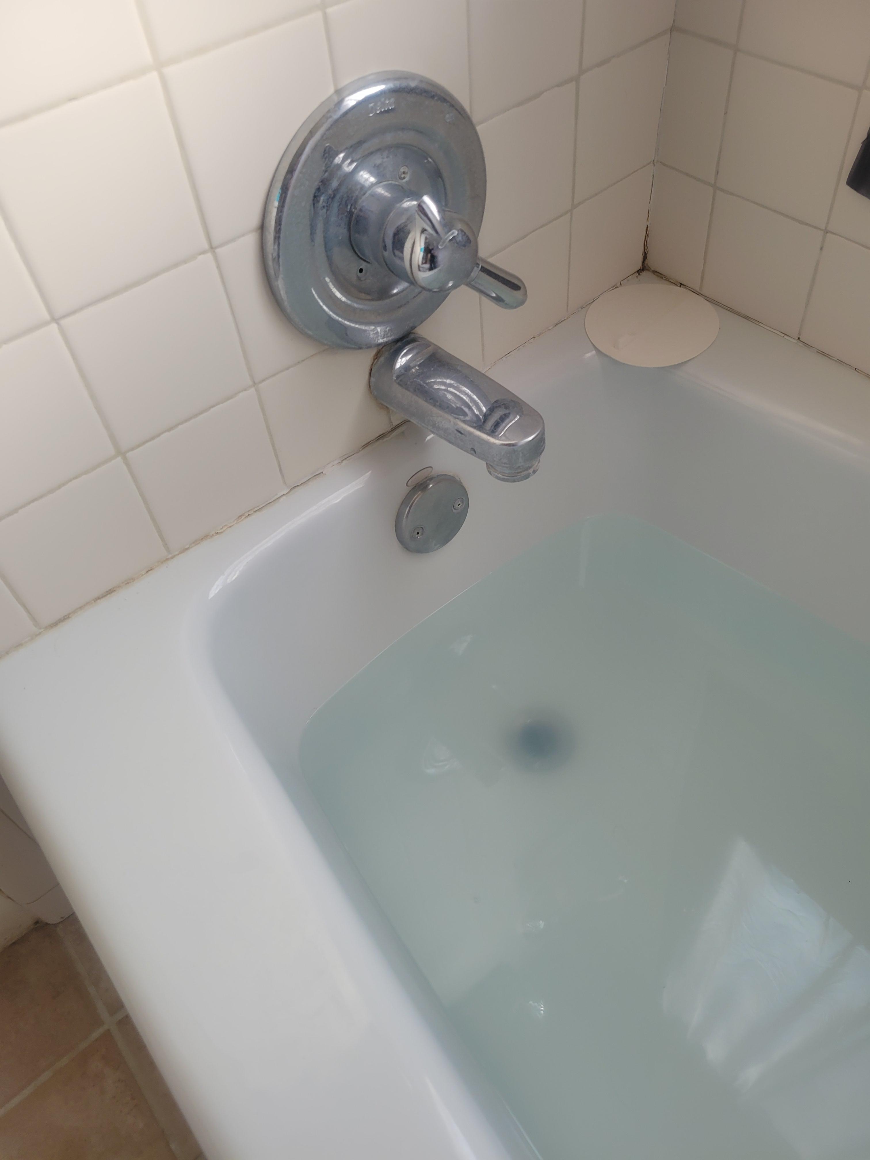 Baignoire qui ne se vide pas : causes, solutions et quand appeler un plombier