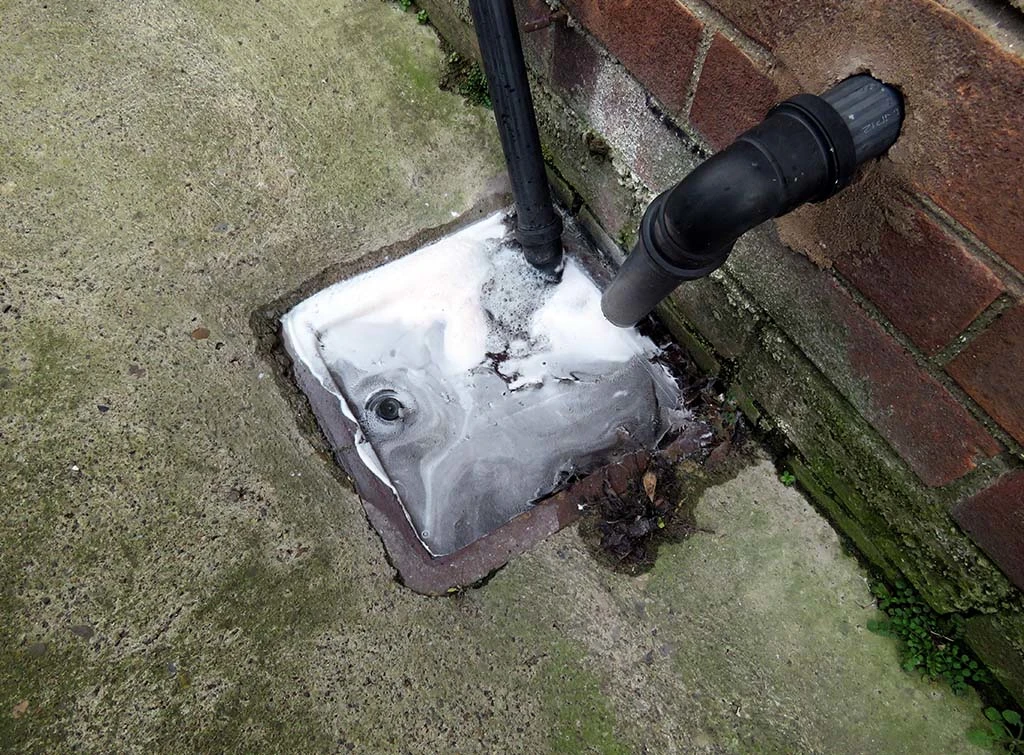 Canalisation extérieure bouchée : gouttières, drains, caniveaux — que faire