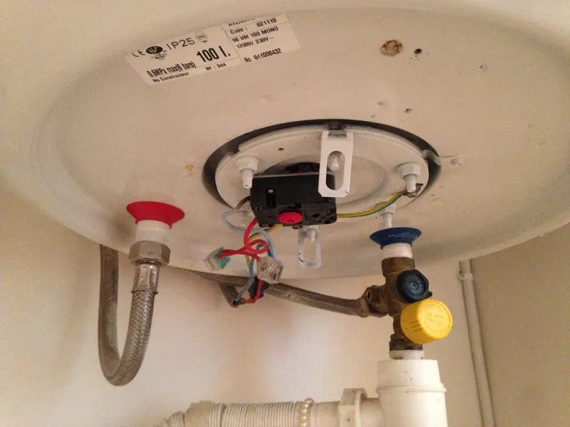 Chauffe-eau qui disjoncte : causes, diagnostic rapide et quand appeler un professionnel