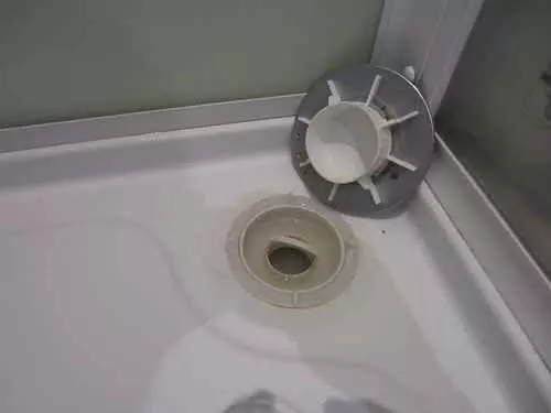 Douche qui s'évacue lentement