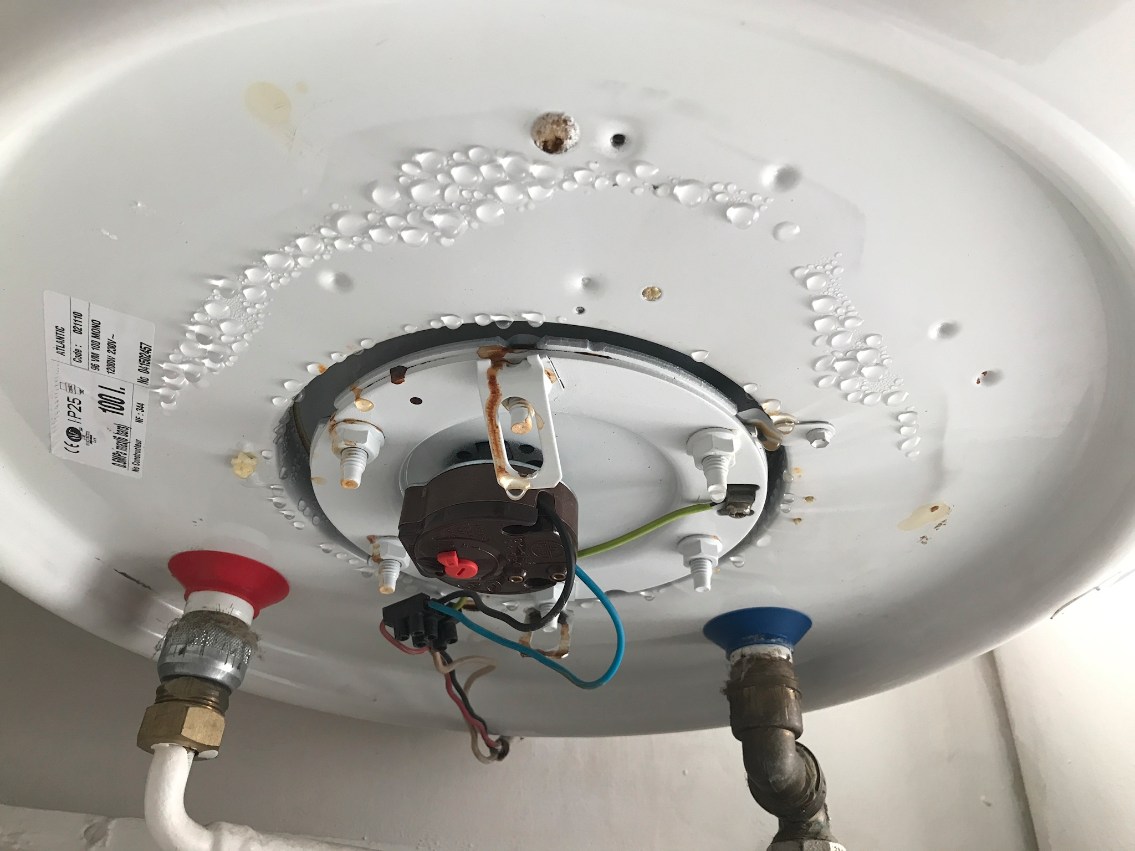 Fuite sur chauffe-eau ou ballon d'eau chaude en local professionnel : que faire