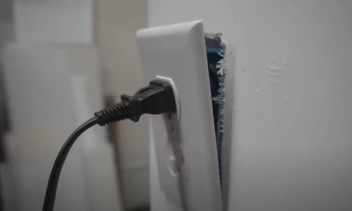 Prise arrachée de son socle