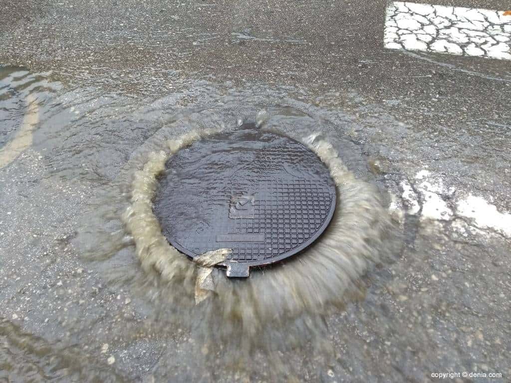 Regard d'égout qui déborde