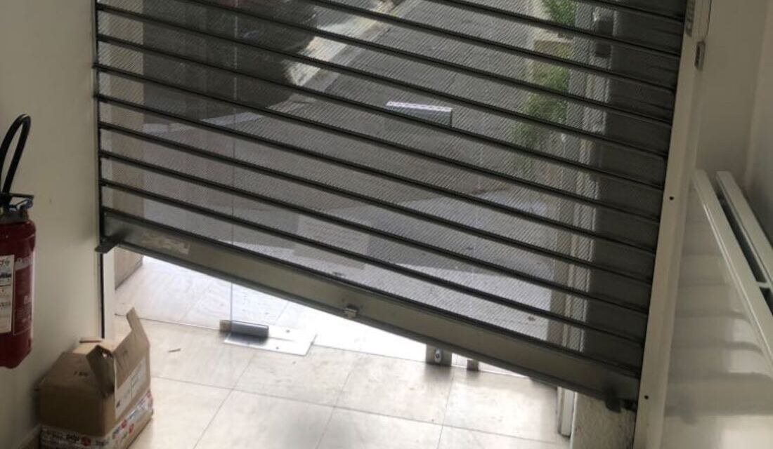 Rideau métallique désaxé de ses rails