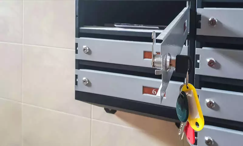 Serrure de boîte aux lettres vandalisée