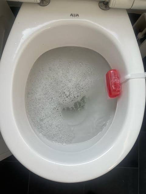 Toilettes bouchées avec eau qui monte