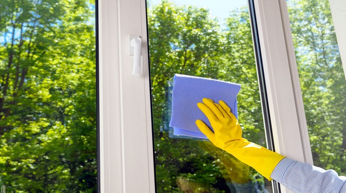 Comment-nettoyer-les-vitres-sans-traces