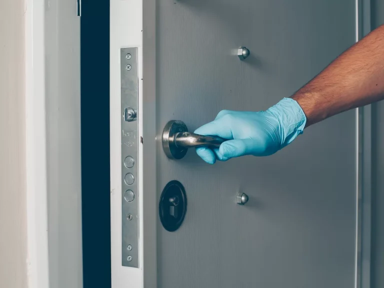 Comment ouvrir une porte blindée claquée ?