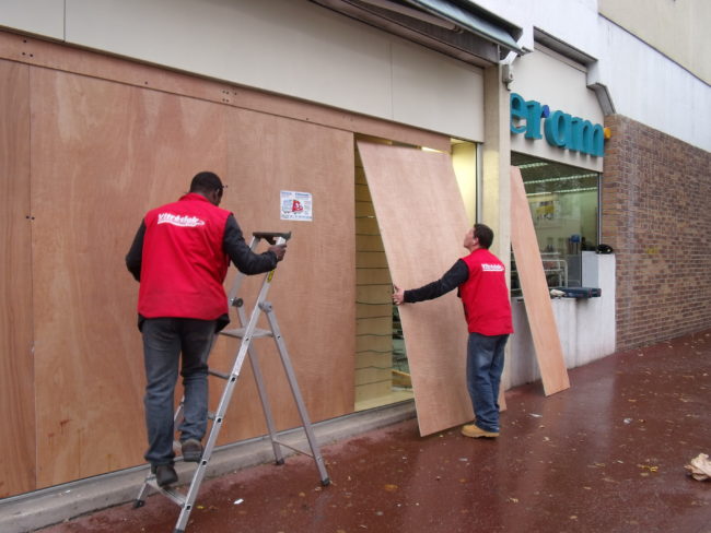 Fermeture provisoire d'une fenêtre après un bris de glace