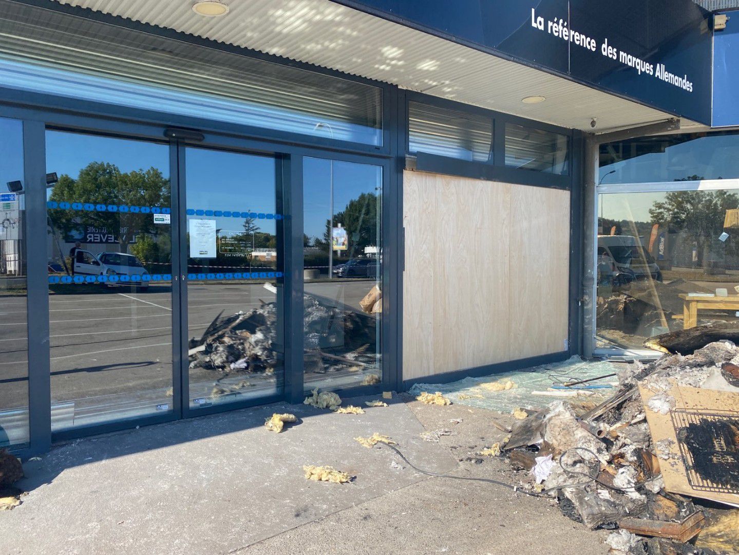 Vitrier en train de réaliser une mise en sécurité et fermeture provisoire