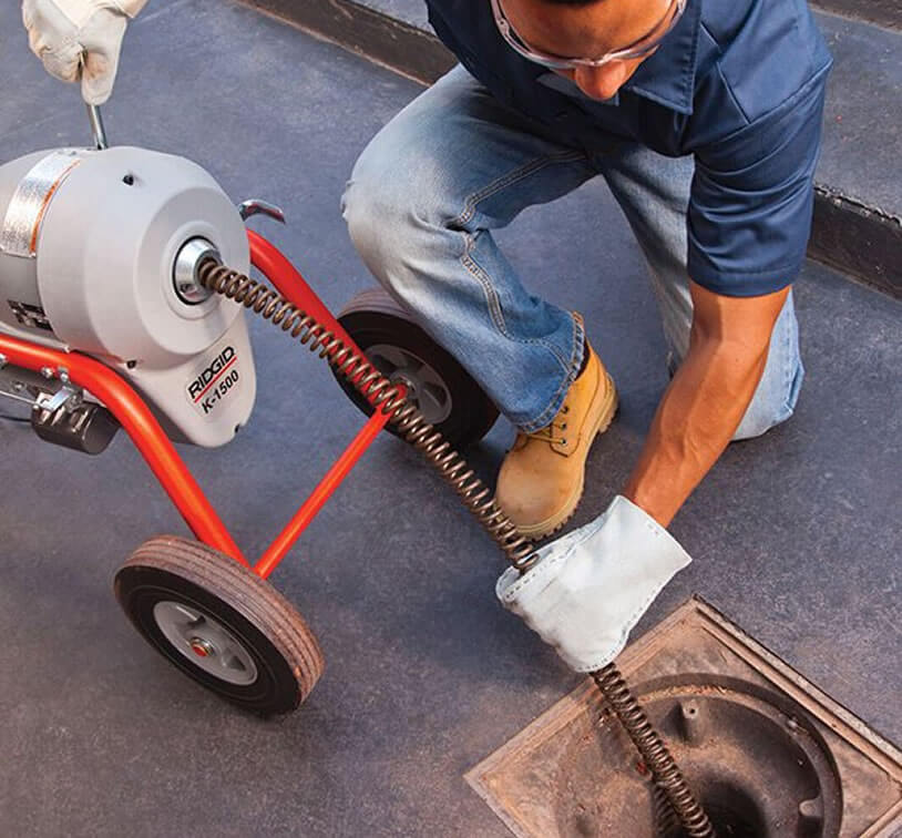 Débouchage d'un regard d'égout par un professionnel