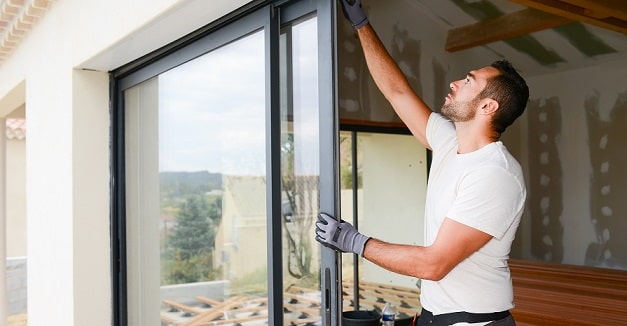 Réparation de baie vitrée par un artisan vitrier
