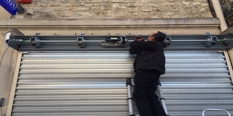 Installation et motorisation de rideau métallique à Brest