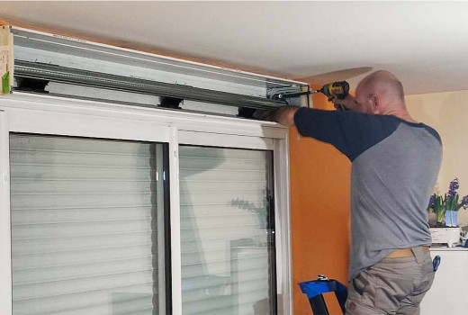 Image d'un volet roulant endommagé par la grêle ou le vent