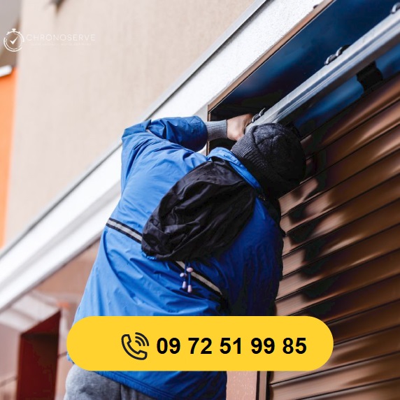 Technicien Chronoserve Store réalisant un diagnostic technique sur un moteur de volet roulant