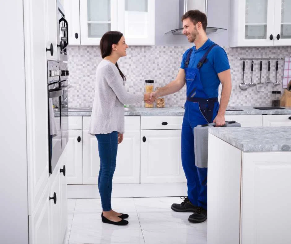 Plombier Chronoserve en train d'inspecter un système de plomberie